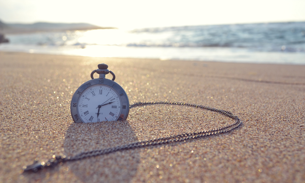砂浜にある時計